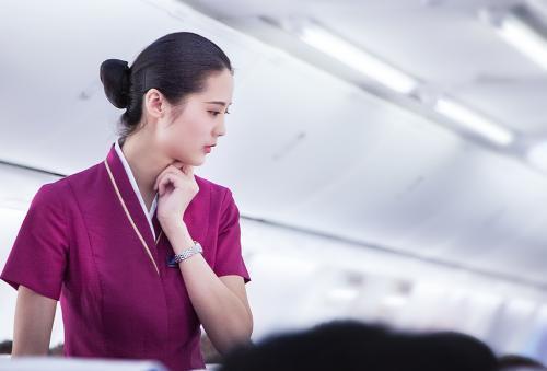 空姐训练视频,从仪态到服务，一窥航空业精英养成记